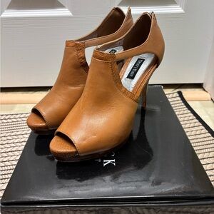 White House Black Market Hummingbird Peep Toe Heels | Tan Leather | Size 9M